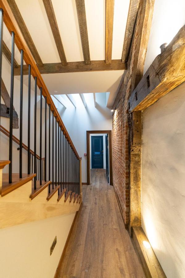 The Ironmongers Boutique Accommodation Эйлшем Экстерьер фото