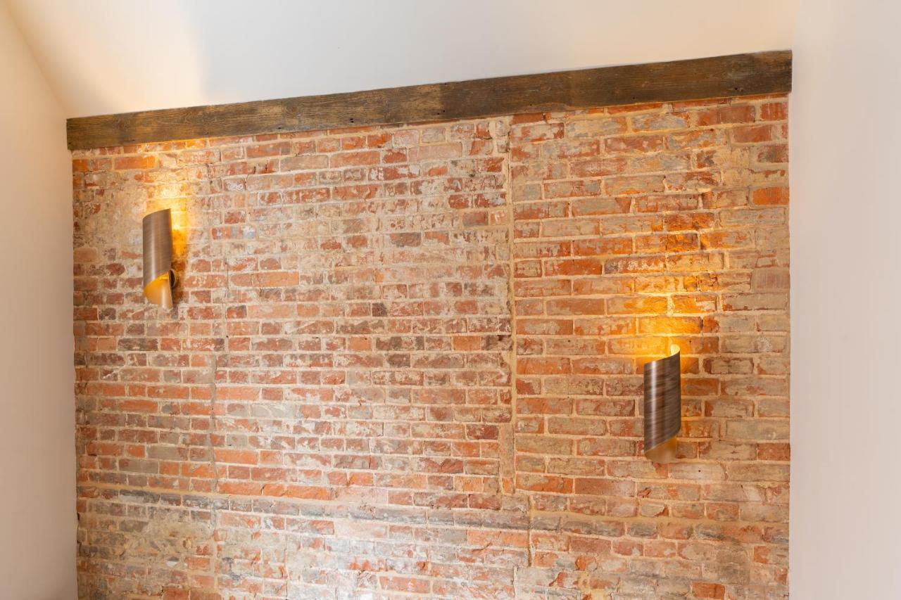 The Ironmongers Boutique Accommodation Эйлшем Экстерьер фото