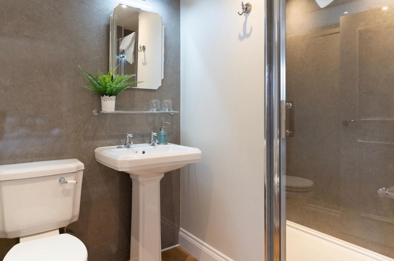 The Ironmongers Boutique Accommodation Эйлшем Экстерьер фото